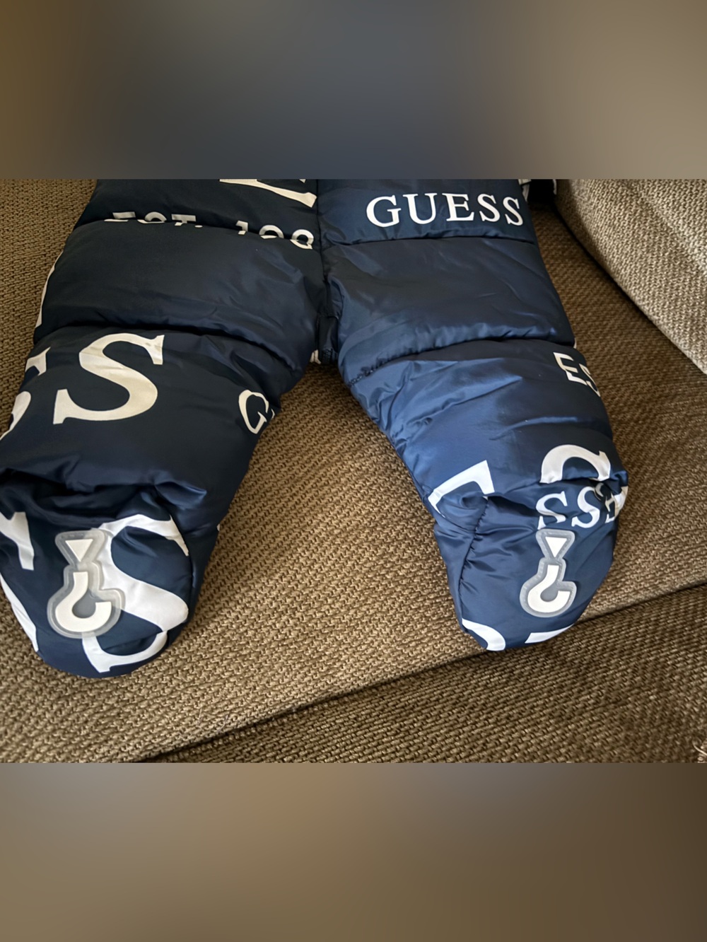 GUESS - Picture 6 of 10
